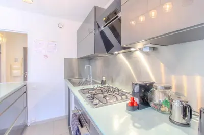 Cuisine ou kitchenette dans l'établissement DELMAS 3 Appartement 3 Chambres Spacieux avec Grande Terrasse