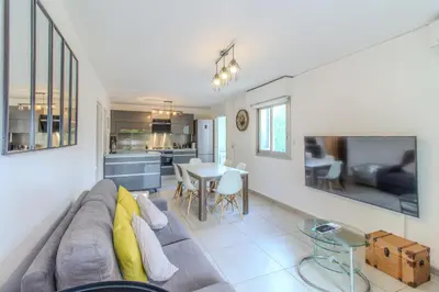 Coin salon dans l'établissement DELMAS 3 Appartement 3 Chambres Spacieux avec Grande Terrasse