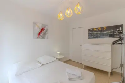 Un ou plusieurs lits dans un hébergement de l'établissement DELMAS 3 Appartement 3 Chambres Spacieux avec Grande Terrasse