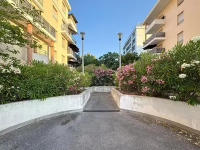 Jardin de l'établissement Cosy nid, terrasse & 2 parkings