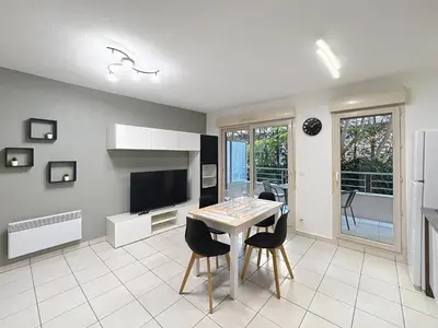 Télévision ou salle de divertissement dans l'établissement Cosy nid, terrasse & 2 parkings