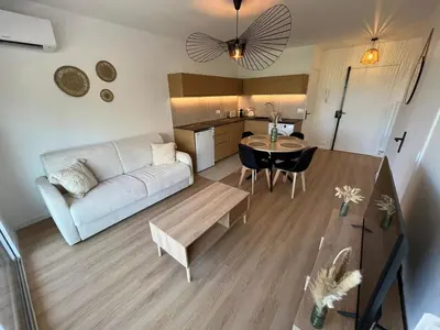 Coin salon dans l'établissement L'Impérial - Appartement 2 pièces proche plages - Juan les Pins