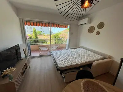 Télévision ou salle de divertissement dans l'établissement L'Impérial - Appartement 2 pièces proche plages - Juan les Pins