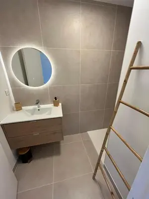 Salle de bains dans l'établissement L'Impérial - Appartement 2 pièces proche plages - Juan les Pins