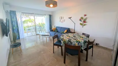 Coin salon dans l'établissement Ref COLLINE by Palmes d or Properties