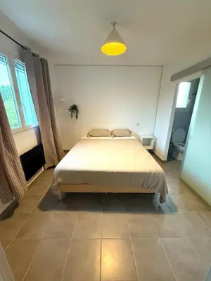 Un ou plusieurs lits dans un hébergement de l'établissement Villa 5min des plages - piscine et jaccuzi