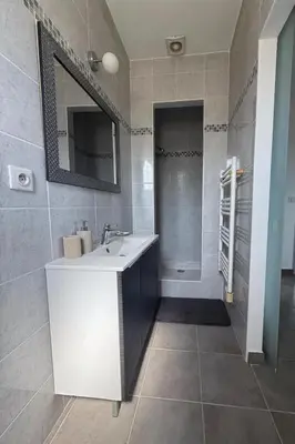 Salle de bains dans l'établissement Villa 5min des plages - piscine et jaccuzi