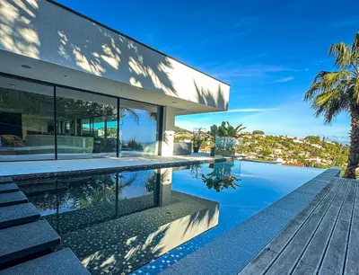 Piscine de l'établissement Villa Horizons, Vue Mer & Détente Chic à Super Cannes ou située à proximité