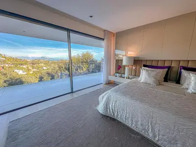 Un ou plusieurs lits dans un hébergement de l'établissement Villa Horizons, Vue Mer & Détente Chic à Super Cannes