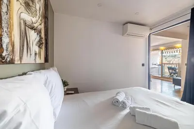 Un ou plusieurs lits dans un hébergement de l'établissement L'ÉTOILE D'OR avec terrasse au centre de Cannes