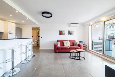 Cuisine ou kitchenette dans l'établissement L'ÉTOILE D'OR avec terrasse au centre de Cannes