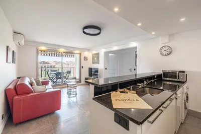 Cuisine ou kitchenette dans l'établissement L'ÉTOILE D'OR avec terrasse au centre de Cannes