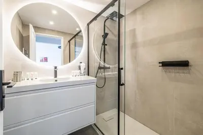 Salle de bains dans l'établissement L'ÉTOILE D'OR avec terrasse au centre de Cannes