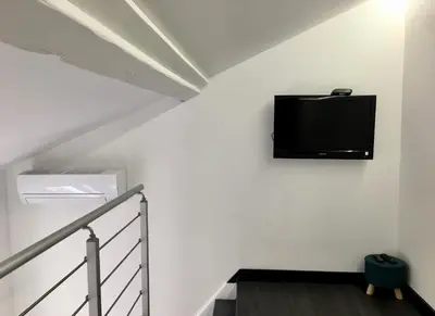 Télévision ou salle de divertissement dans l'établissement Calmette