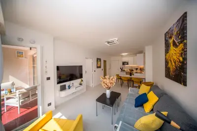 Télévision ou salle de divertissement dans l'établissement Luxe 1 minute a pied du Martinez plage shopping vu Mer