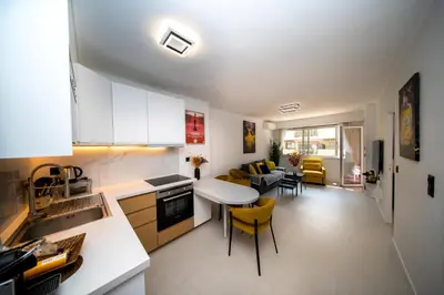Cuisine ou kitchenette dans l'établissement Luxe 1 minute a pied du Martinez plage shopping vu Mer