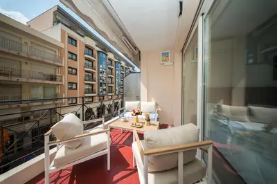 Balcon ou terrasse dans l'établissement Luxe 1 minute a pied du Martinez plage shopping vu Mer