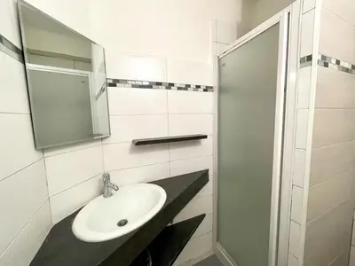 Salle de bains dans l'établissement T2 Bleu Mer - Centre ville , Climatisé , 5 min de la plage et à 250m de la gare