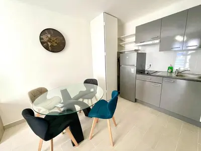 Cuisine ou kitchenette dans l'établissement T2 Bleu Mer - Centre ville , Climatisé , 5 min de la plage et à 250m de la gare