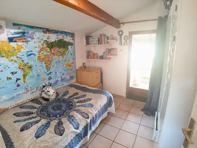 Un ou plusieurs lits dans un hébergement de l'établissement Charmante maison au calme