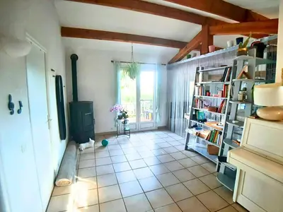 Bibliothèque dans la maison de vacances