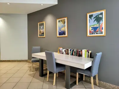 Plan de l'établissement Beau T2 à Golfe-Juan vue piscines parc tropical Résidence du Golf proches plages