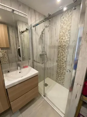 Salle de bains dans l'établissement Le Baronne- Charmant studio climatisé au calme proche Plage et Palais des Festivals