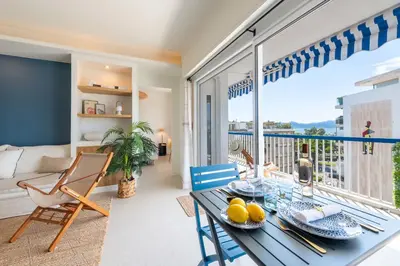 Balcon ou terrasse dans l'établissement 2-Br Apartment with Terrace & Sea View Palm Beach Cannes
