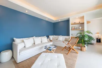 Coin salon dans l'établissement 2-Br Apartment with Terrace & Sea View Palm Beach Cannes