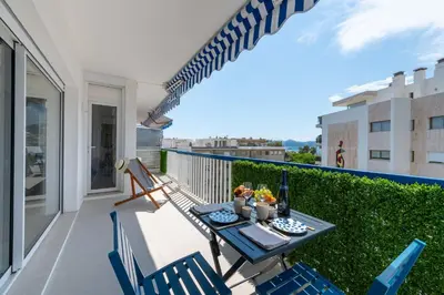 Balcon ou terrasse dans l'établissement 2-Br Apartment with Terrace & Sea View Palm Beach Cannes