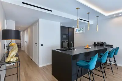 Cuisine ou kitchenette dans l'établissement LUXURY EQUINOX 3 Bedrooms