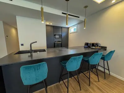 Cuisine ou kitchenette dans l'établissement LUXURY EQUINOX 3 Bedrooms