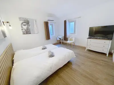 Télévision ou salle de divertissement dans l'établissement Duplex Cosy Viel Antibes