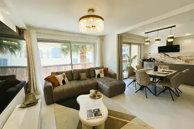 Télévision ou salle de divertissement dans l'établissement Newly Renovated 2BR Modern