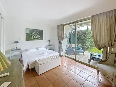 Un ou plusieurs lits dans un hébergement de l'établissement 3-bedroom apartment on La Croisette with garden