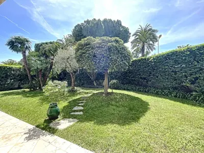 Jardin de l'établissement 3-bedroom apartment on La Croisette with garden