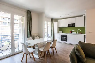 Cuisine ou kitchenette dans l'établissement Appart 3 chambres - Les Lys