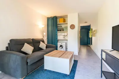 Cuisine ou kitchenette dans l'établissement L’Oasis de Villeneuve – Terrasse Soleil