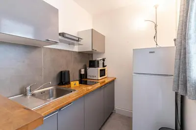 Cuisine ou kitchenette dans l'établissement L’Oasis de Villeneuve – Terrasse Soleil