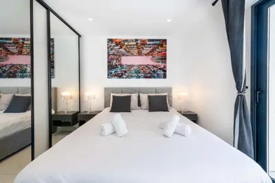 Un ou plusieurs lits dans un hébergement de l'établissement Central 1-Br with Balcony Rue d’Antibes Cannes