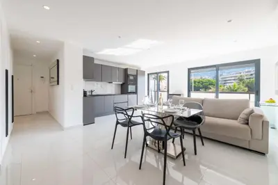 Cuisine ou kitchenette dans l'établissement Central 1-Br with Balcony Rue d’Antibes Cannes