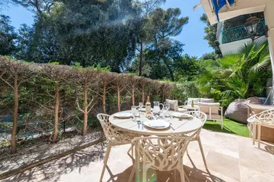 Jardin de l'établissement Ground-Floor Apartment with Private Garden Cannes