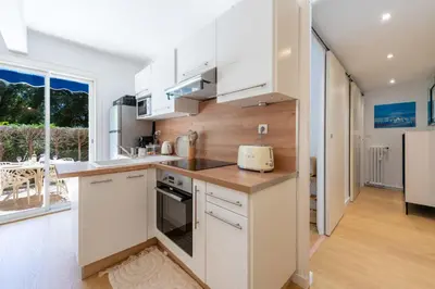 Cuisine ou kitchenette dans l'établissement Ground-Floor Apartment with Private Garden Cannes