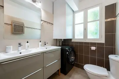 Salle de bains dans l'établissement Ground-Floor Apartment with Private Garden Cannes