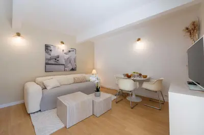 Télévision ou salle de divertissement dans l'établissement Ground-Floor Apartment with Private Garden Cannes