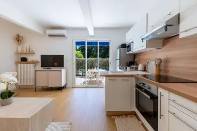 Cuisine ou kitchenette dans l'établissement Ground-Floor Apartment with Private Garden Cannes