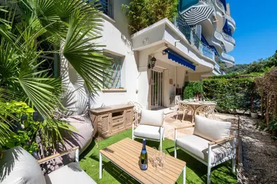 Balcon ou terrasse dans l'établissement Ground-Floor Apartment with Private Garden Cannes