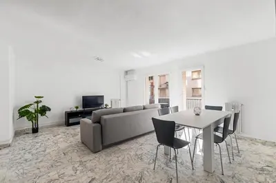 Coin salon dans l'établissement JUAN-LES-PINS PROCHE PLAGES et COMMERCES