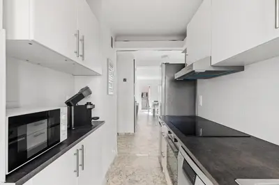 Cuisine ou kitchenette dans l'établissement JUAN-LES-PINS PROCHE PLAGES et COMMERCES