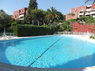 Piscine de l'établissement Beautiful tranquil apartment close to the sea ou située à proximité